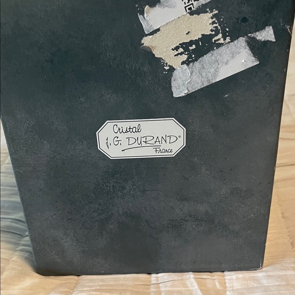 Elegant Crystal Wine Glasses with Gold Rim - Picture 3 of 4